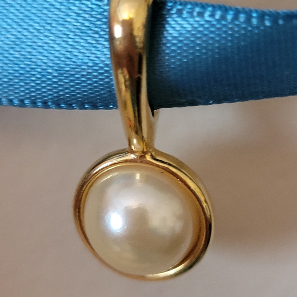 Nolan Miller Faux Pearl Pendant ~ Gold-tone Metal ~ Pretty & Elegant